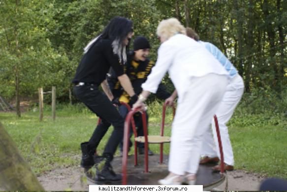 se da pe  ce amuzant haha poze cu bill kaulitz